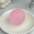 Pallina antistress squishy rosa satinata fatta a mano su un piatto di perle bianche elegante - Rosa Opaco