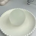 Pallina antistress traslucida all'olio di cocco su un piatto di perle bianco - Bianco Opaco