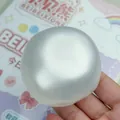 Balle de compression malléable nacrée argentée tenue en hand pour soulager le stress - Balle Nacrée Fait à la Main / 6cm / Blanc