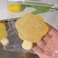 Vista detallada del juguete blando de pata de gato amarillo con textura de azúcar en bolsa - Caramelo Limón Pata de Gato / Amarillo