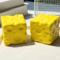 Λεπτομερής άποψη δύο κίτρινων παιχνιδιών squishy αργής ανάκαμψης με σχήμα τυριού - Cheese Block (6.5cm) / 1 Τεμάχιο / Κίτρινο