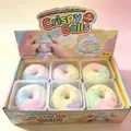 Nahaufnahme von Regenbogen-Donut-Squishy-Spielzeugen in einer 12-teiligen Box zum Stressabbau. - Donut / Knuspriger Donut squishy