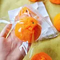 Vue détaillée d'un jouet spongieux orange réaliste dans un emballage transparent - Grande Simulation Orange Squishy
