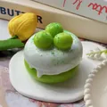 Juguete antiestrés squishy de pastel matcha verde con detalles de crema blanca fina - Soufflé de Uva Verde de Alta Calidad