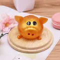 Lindo juguete antiestrés de cerdito dorado para apretar sobre una base de madera - Squishy Cerdo Dorado