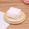 Juguete de descompresión blanco en forma de cubo para aliviar el estrés y juego sensorial - Squishy de Tofu