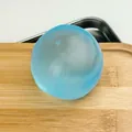 Balle anti-stress spongieuse bleu translucide à l'huile de coco pour relaxation - Balle Fait Main / 6cm / Bleu