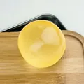 Balle anti-stress malléable jaune translucide à l'huile de coco pour soulager le stress - Balle Fait Main / 6cm / Jaune