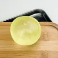 Jouet anti-stress spongieux réaliste en forme de pomme de terre sur plateau en bois - Balle Fait Main / 6cm / Vert