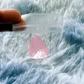 Jouet antistress fraise rose translucide dans son emballage en plastique transparent - Petite Fraise Rose Transparente