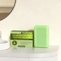 Gedetailleerd beeld van de Tolnaftate Tea Tree oliezeep en de verpakking - 115g Verpakt (Met Schuimnet) / Lichtgroen