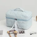 Primer plano de un neceser acolchado con motivos de corazones y cintas de satén blancas - L / Bolso Nube Corazón Azul