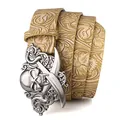 Beigefarbener Ledergürtel mit floraler Prägung und Totenkopf-Säbel-Metallschnalle - Stil F Totenkopf Kreuzschwerter (P0448F) / Beige / 110cm