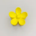 Élégante pince à cheveux en forme de fleur jaune vif avec une finition mate lisse - 7.5CM (Vrac) / Jaune
