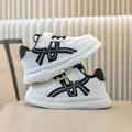 Scarpe sportive bianche per bambini con strisce nere e suole morbide e resistenti. - Taglia 25 (Lunghezza Interna 15.5) / Nero
