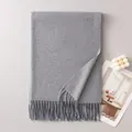 Elegante grijze sjaal met wollook en franjes voor winterse warmte en stijl. - Zilvergrijs (FH26-6127-5)