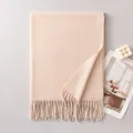 Elegante beige gebreide wintersjaal met zachte franjes en warme diagonale textuur - Beige (FH26-6127-7)