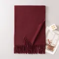 Gezellige bordeauxrode wollen sjaal met elegante lange kwastjes voor winterwarmte - Bordeaux Rood (FH26-6127-13)