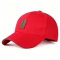 Close-up van de bruine lederen patch op een levendige rode katoenen sport honkbalpet. - Volwassene, Hoofdomtrek 58cm Verstelbaar / Rood
