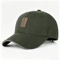 Vista dettagliata di un berretto da baseball verde oliva con toppa in pelle marrone - Adulto, Circonferenza del cappello 58cm regolabile / Verde militare