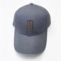 Vista dettagliata di un cappellino da baseball grigio con toppa in pelle EDIKO sul davanti - Adulto, Circonferenza del cappello 58cm regolabile / Grigio scuro