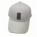 Detailopname van een lichtgrijze baseballpet met een EDIKO golf geborduurde leren patch luxe - Volwassene, Hoofdomtrek 58cm Verstelbaar / Beige