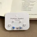 Incantevole set di orecchini con orsetto cielo stellato blu e pianeta su cartoncino - Orecchini Perla Orso Pianeta / Set Orso Blu Pianeta (XK2)