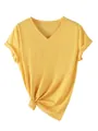 Gedetailleerd overzicht van een geel T-shirt met V-hals, knoop en opgerolde mouwen - S / Tops / Geel