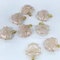 Primer plano de colgantes de corazón hechos a mano con alambre de cobre. - Rosa Luminoso