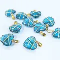 Primer plano de colgantes de corazón de cristal azul con alambre dorado - Azul lago
