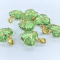 Detalle de colgantes de corazón verde claro hechos a mano con alambre dorado envuelto para DIY - Verde Fruta