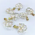 Detalle de colgantes de corazón de cristal transparente envueltos en alambre de oro - Blanco Claro