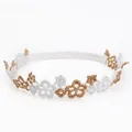Diadema elástica para bebé con flores de encaje en blanco y dorado detalladas. - Estilo Bordado Bicolor (MB707)