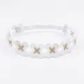 Detalle de diadema de encaje para bebé con flores blancas y bordado de estrella dorada - Estilo Trébol de Cuatro Hojas (MB074)