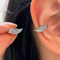 Dettaglio di orecchini a lobo ala d'angelo in argento con zircone per piercing lobo. - Clip per Orecchie ad Ala con Zircone Micro-intarsiato Bianco K (A-959)(1 Paio)