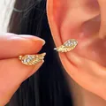 Dettaglio del piercing all'orecchio ad ala d'angelo dorata con zirconi micro-pavé. - Clip per Orecchie ad Ala con Zircone Micro-intarsiato Oro KC (6731)(1 Paio)