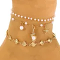 Primer plano de una tobillera dorada con perlas rosas, dijes de concha y estrella de mar - Estilo En Capas Perla Rosa Estrella de Mar Concha (K-1011) / Dorado