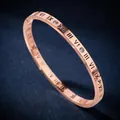 Brazalete de acero en oro rosa con números romanos grabados y cristales brillantes. - Estilo Números Romanos Oro Rosa