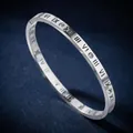 Elegante brazalete de acero inoxidable plateado con números romanos y cristales. - Estilo Números Romanos Acero