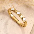 Pulsera elástica de acero inoxidable dorado de alta calidad con tréboles blancos - Estilo de Trébol con Concha Blanca / Dorado