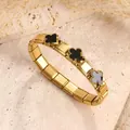Pulsera elástica de acero dorado con colgantes de trébol negros y de nácar - Estilo de Trébol con Concha Negra / Dorado