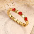Pulsera elástica de acero inoxidable dorado con dijes de trébol de cuatro hojas rojos - Estilo de Trébol con Concha Roja / Dorado