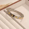 Pulsera elástica de acero inoxidable de alta gama con detalles de tornillos dorados lujo - Estilo Bicolor de Línea Horizontal / Bicolor (Oro y Plata)