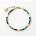 Pulsera vintage de cuentas de piedra verde con cubos de metal dorado y cadena ajustable. - Estilo combinado de cuentas redondas verdes