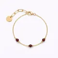 Elegante pulsera de cadena dorada retro con tres cuentas de color rojo oscuro y un dije - Estilo con tres cuentas redondas de ámbar