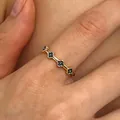 Elegante anello sottile in acciaio dorato con cinque delicati motivi a trifoglio nero - Anello Quadrifoglio Nero (0317) / Oro