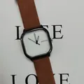 Detailansicht einer minimalistischen quadratischen Quarzuhr mit Lederband - Kaffeebraunes Armband Weißes Zifferblatt