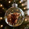 Boule de Noël en verre avec miniature de vache écossaise réaliste et étoiles dorées - Vache des Highlands