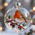 Boule de Noël en verre cristal avec un rouge-gorge réaliste sur une branche de houx enneigée. - Oiseau Rouge