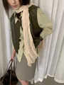 Elegante gilet in pelle verde oliva retrò con sciarpa beige stropicciata per donna - M/Taglia Unica / Top / Verde